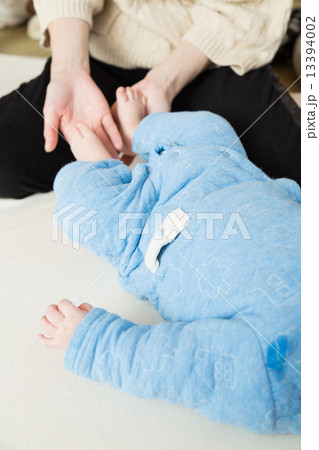 赤ちゃんと女性 赤ちゃんと女性 13394002