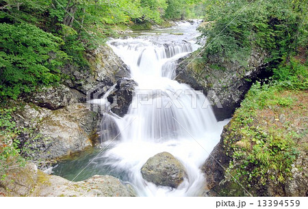 北海道の道南、長流川支流の三階滝川から緩やかに流れ落ちる美瀑、三階滝 13394559