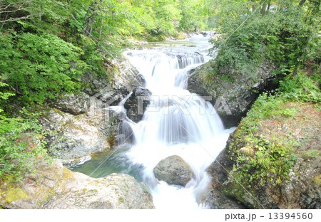 北海道の道南、長流川支流の三階滝川から緩やかに流れ落ちる美瀑、三階滝 13394560