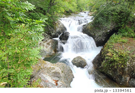 北海道の道南、長流川支流の三階滝川から緩やかに流れ落ちる美瀑、三階滝 13394561