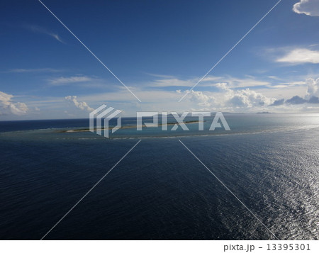 パラセーリング　パラセール　沖縄　チービシ諸島　東シナ海　空　飛ぶ 13395301
