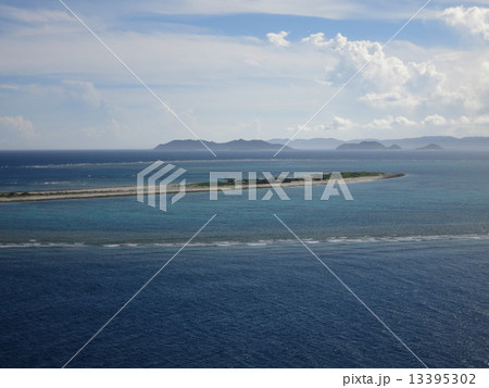 パラセーリング　パラセール　沖縄　チービシ諸島　東シナ海　空　飛ぶ 13395302