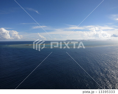 パラセーリング　パラセール　沖縄　チービシ諸島　東シナ海　空　飛ぶ 13395333