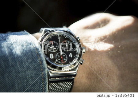 シルバーの腕時計 13395401