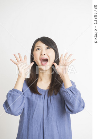 若い女性 13395780
