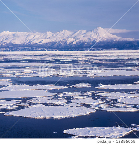 流氷と知床連山 13396059