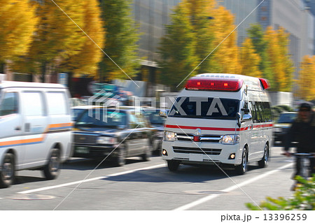 疾走する救急車 疾走する救急車 13396259