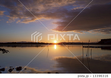 湖の日の出 13396316