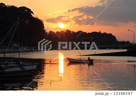 漁村の夜明け 13396597