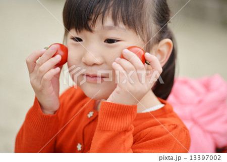 トマトを持つ少女 13397002