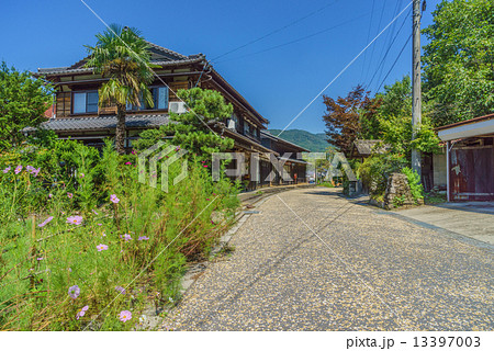 夏の馬籠の中山道の風景 13397003