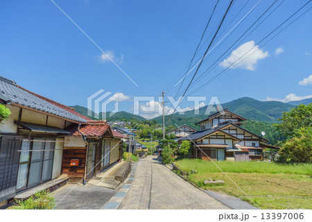 夏の馬籠の中山道の風景 夏の馬籠の中山道の風景 13397006