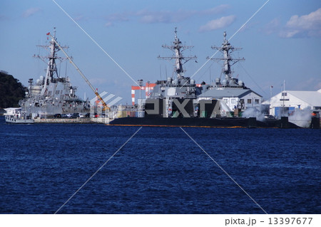 イージス艦　ステザム ＆ステザム ＆ 原子力潜水艦３隻　アメリカ海軍 （ 横須賀港 ） 13397677