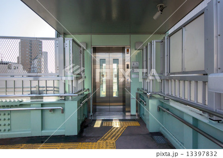 横断歩道橋のエレベーター 横断歩道橋のエレベーター 13397832