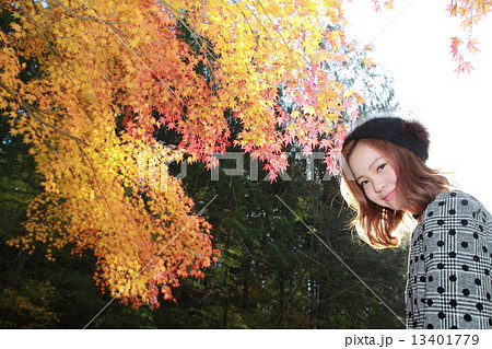 紅葉とセミロングの若い女性 13401779