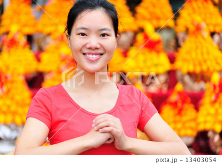 asian woman wishing a happy chinese new year  13403054