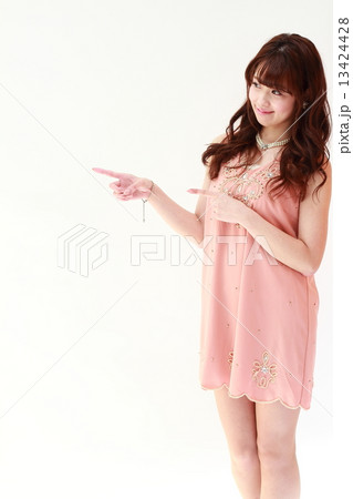 ロングヘアの若い女性 13424428