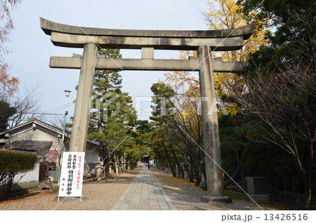 御香宮神社の参道・鳥居(京都府京都市伏見区御香宮門前町) 御香宮神社の参道・鳥居(京都府京都市伏見区御香宮門前町) 13426516