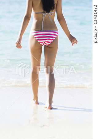 南国リゾートのビーチと水着の女性の写真素材