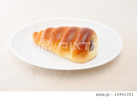 お皿にのせた チョココルネ 菓子パン テーブルクロス 13441701