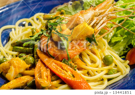 Spaghetti with Spicy Prawn 13441851