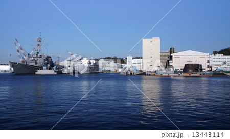 イージス艦 ラッセン 曳船 メノミニー 海上自衛隊 原子力潜水艦 横須賀港 の写真素材