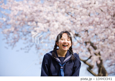 女子中学生と桜 13443341