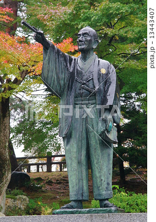 上杉神社の上杉鷹山の銅像(山形県米沢市) 上杉神社の上杉鷹山の銅像(山形県米沢市) 13443407