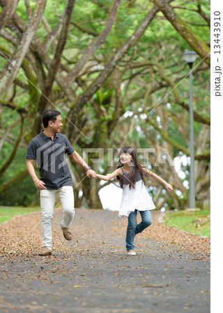 Chinese father and daughter playing in the park 13443910