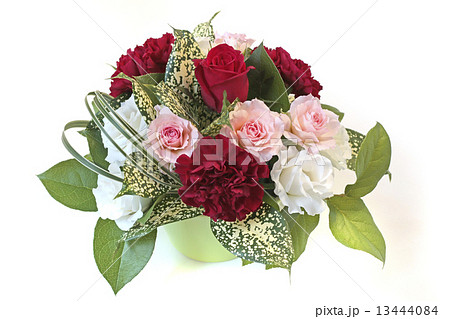 母の日 カーネーション 花 薔薇 バラ フラワーアレンジメント 深紅 桃色 プレゼント ピンク の写真素材