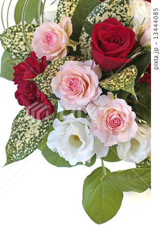 母の日 カーネーション 花 薔薇 ブーケ バラ フラワーアレンジメント 深紅 桃色 プレゼント の写真素材