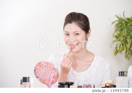 メイクをする女性 13445790