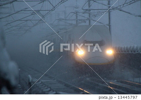 猛吹雪の中を行く東北・上越新幹線E4系（旧塗装） 13445797