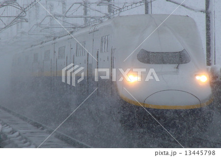 猛吹雪の中を行く東北・上越新幹線E4系（旧塗装） 13445798