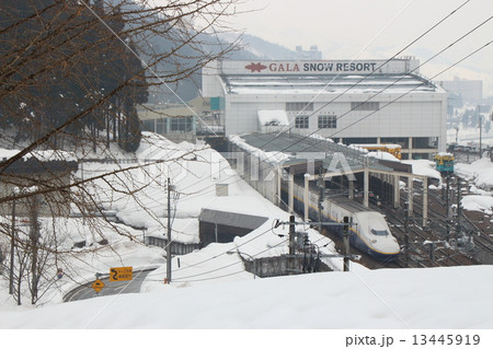 冬の上越新幹線ガーラ湯沢駅とE4系Max（旧塗装車両） 13445919