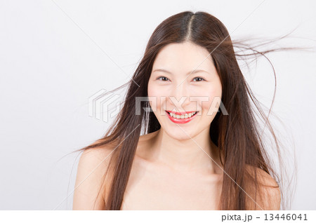 ロングへアの女性 13446041