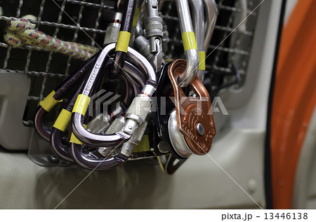 東京消防庁_山岳救助隊　山岳救助車_車内後部(左_カラビナアップ) 13446138