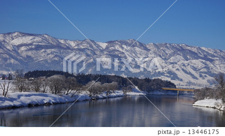 信州飯山冬の千曲川 13446175