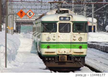 五日町駅を発車する冬の上越線115系電車（水上⇔長岡） 13446177