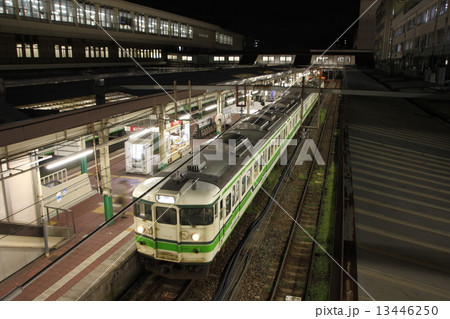 新潟駅に停車中の信越本線115系電車 13446250