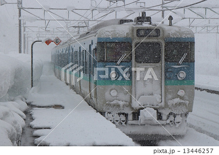 五日町駅を発車する上越線115系電車（新信州色：水上⇔長岡） 13446257