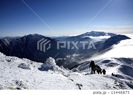 眼下に西穂丸山、焼岳と乗鞍岳　撮影地：西穂丸山から独標への途上 13446875