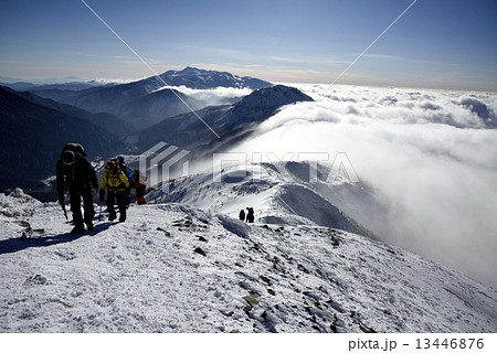 眼下に西穂丸山、焼岳と乗鞍岳　撮影地：西穂丸山から独標への途上 13446876