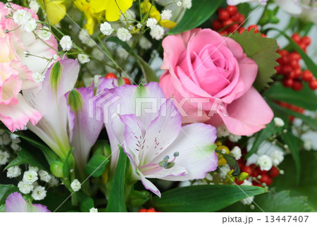 バラとアルストロメリア 13447407