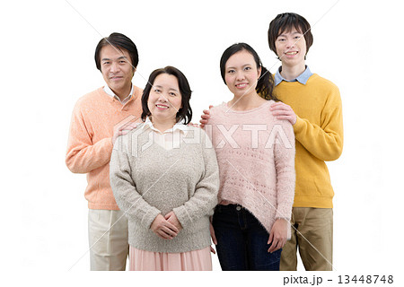 中年夫婦と若夫婦の白抜き集合写真 中年夫婦と若夫婦の白抜き集合写真 13448748