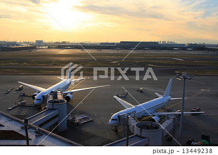 夕日をバックに出発の準備をする旅客機 夕日をバックに出発の準備をする旅客機 13449238