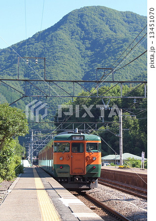 上牧駅を出発する上越線115系電車 上牧駅を出発する上越線115系電車 13451070