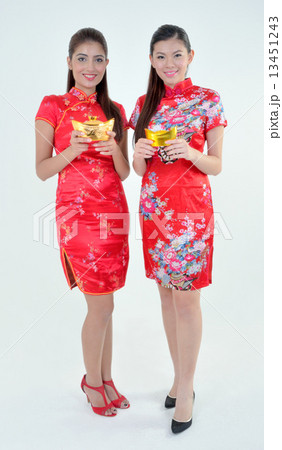 Chinese woman wear cheongsam and holding chinese gold ingot Chinese woman wear cheongsam and holding chinese gold ingot 13451243