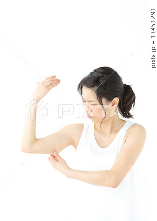 二の腕・中年女性 二の腕・中年女性 13451291