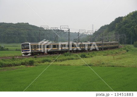 田園地帯を行く総武本線209系2000番台 13451883